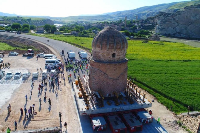 Turbeya Zeynel Beg li cihê xwenû tê bicîkirin