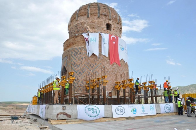 Turbeya Zeynel Beg li cihê xwe nû hat bicîkirin