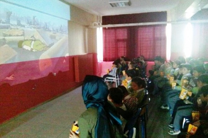 Köy okulunda okuyan öğrenciler sinema ile buluşturuldu
