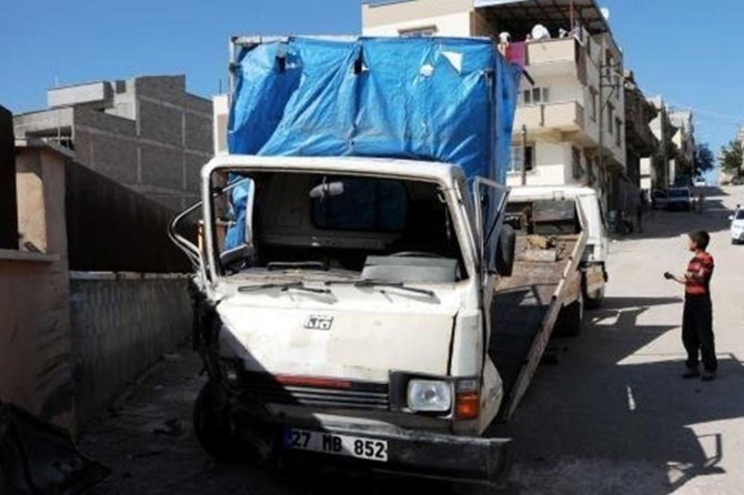 Freni boşalan kamyonet okul duvarına çarptı: 7 yaralı