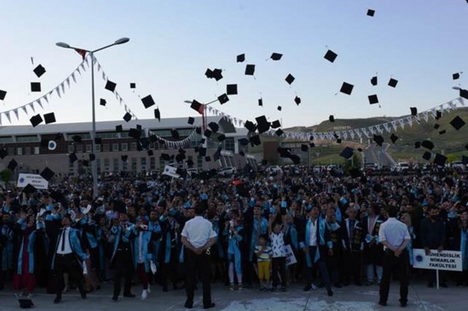 Batman Üniversitesinde mezuniyet coşkusu