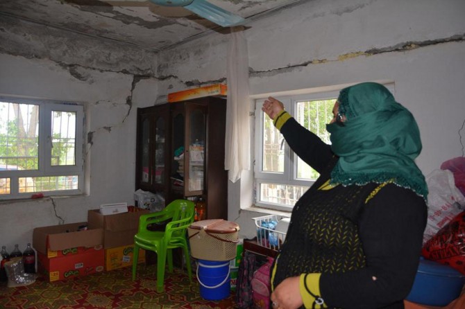 Evleri yıkılmak üzere olan aile yardım bekliyor