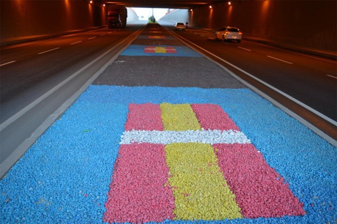 Haç işaretini andıran süslemelere tepki