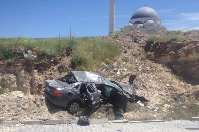 Hurdaya dönen araçtan yaralı olarak kurtuldu
