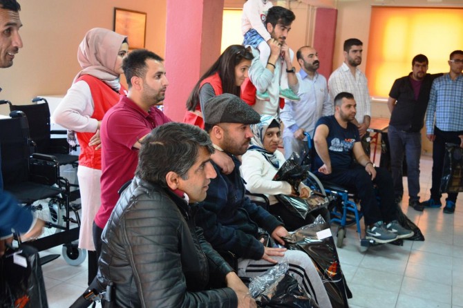 Kızılay’dan engellilere tekerlekli sandalye