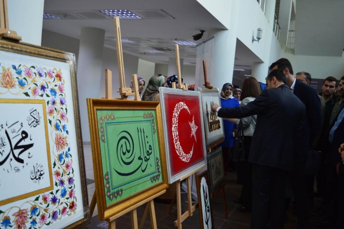 Kursiyerlerin hüsn-i hatları sergilendi