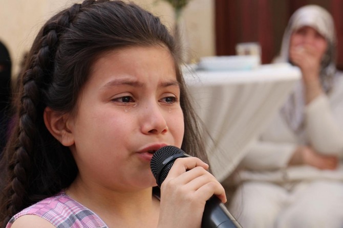 Suriyeli küçük kız hem ağladı hem de ağlattı