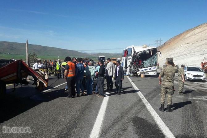 Otobûsa rêwiyan li TIRê qelibî: 2 mirî 30 birîndar