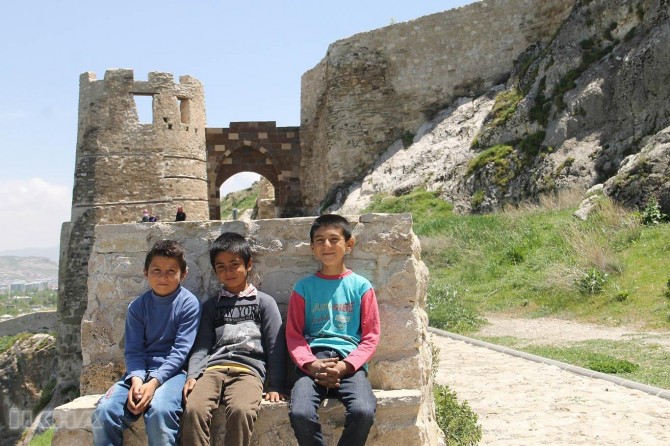 Bi çar zimanan qala dîrokçeya Kelha Wanê dikin