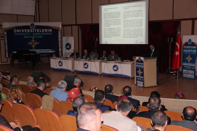 YYÜ'de "Üniversitelerin Üniversite - İşbirliğinden Beklentileri" sempozyumu