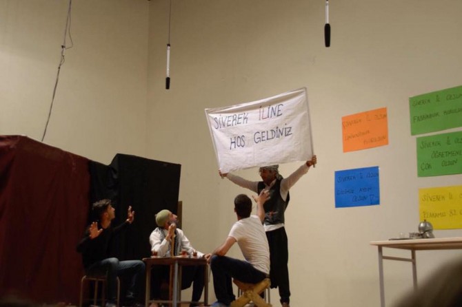 Siverekliler il olma isteklerini tiyatro ile anlattı