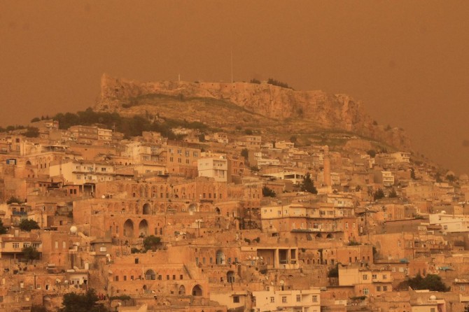 Mardin'de gökyüzü kızıla boyandı foto