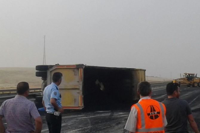 Şanlıurfa-Viranşehir Karayolu'nda kamyon devrildi: 1 ağır yaralı foto