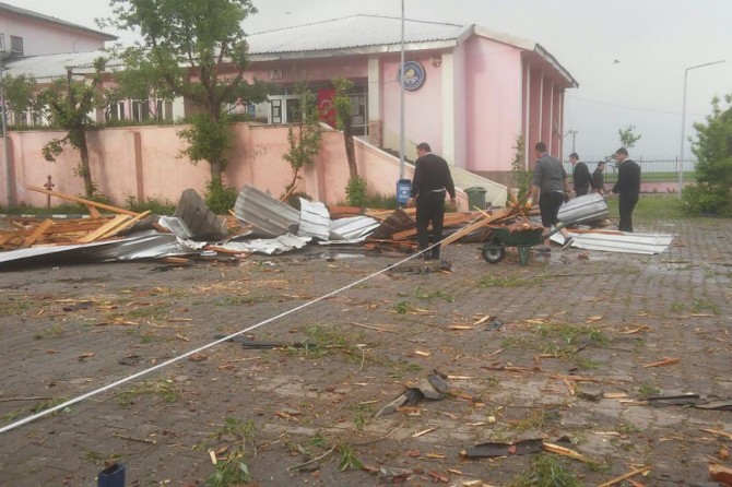 Muş'ta şiddetli rüzgar KYK yurdunun çatısını uçurdu