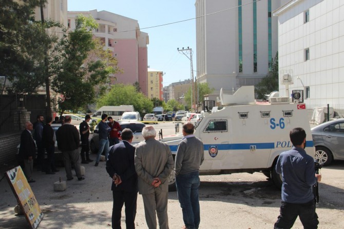 Van Sosyal Güvenlik Kurumu önünde unutulan valiz paniğe neden oldu