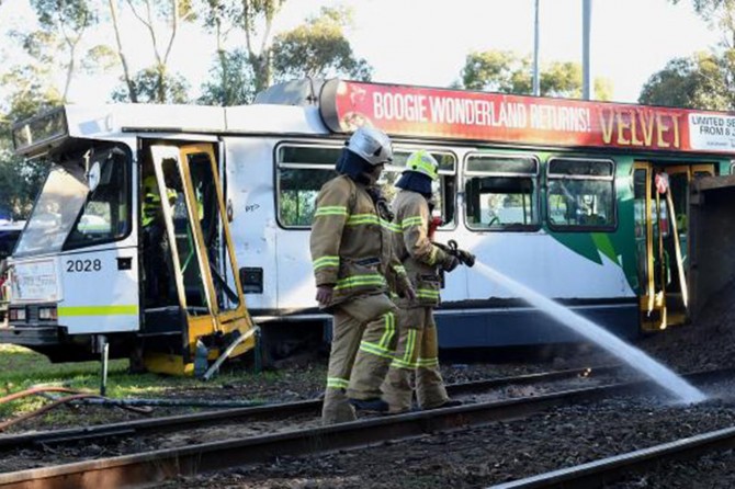 Tramvay ile kamyon çarpıştı: 29 yaralı