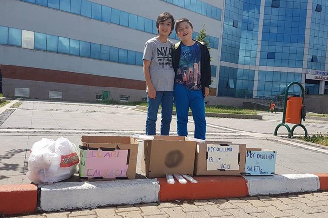 Köy okulları için kalem ve silgi topladılar