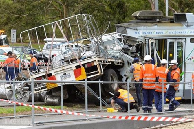 Qamyon û tramvay li hev qelibîn: 29 birîndar