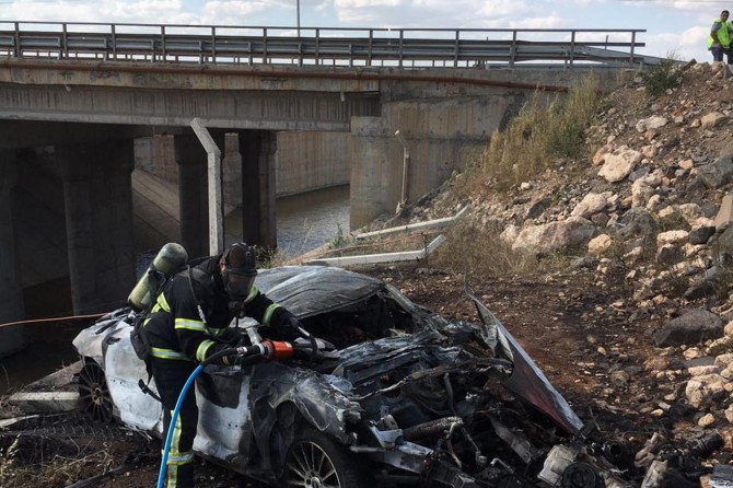 Köprüden uçan otomobildeki 2 kişi yanarak can verdi