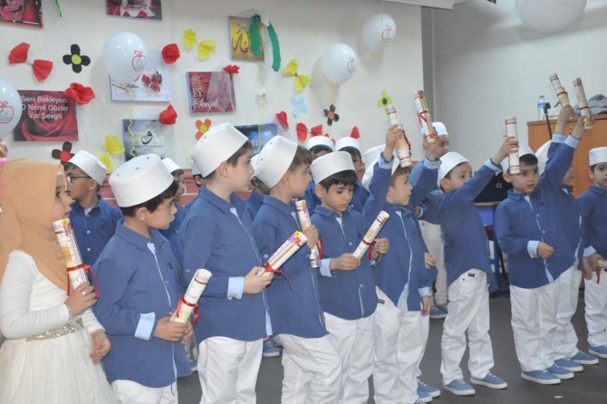 Kur'an-ı Kerim eğitimlerini tamamlayan miniklere diplomaları verildi