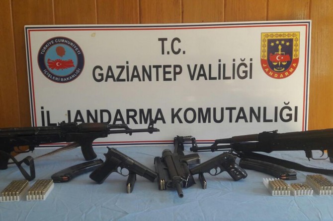 Bir araçta yapılan aramada kaleşnikof silah ele geçirildi