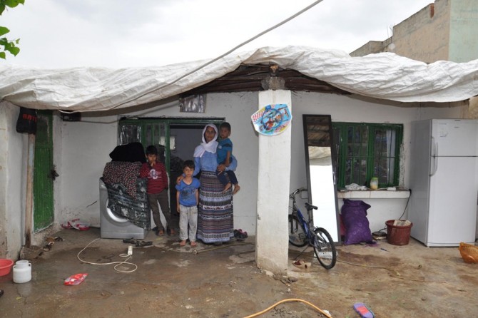 Evleri yıkılma tehlikesi yaşayan ailenin dramı yürek burktu