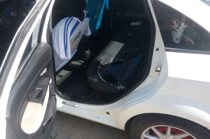 Arabanın camını kırdılar, çalamadan kaçtılar