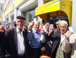 Engelli ve Yaşlıların Maaş Kuyruğu Çileye Dönüştü