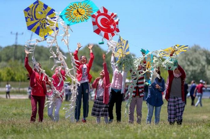 Uçurtma şenliğine katılan öğrenciler gönüllerince eğlendi