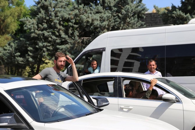 Diyarbakırlılar yolların kapatılmasına tepki gösterdi