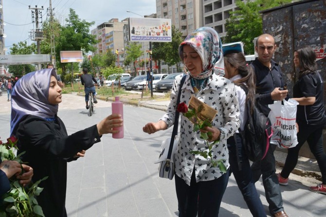Öğrenciler Ramazan'ın gelişini gül dağıtarak kutladı