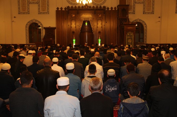 İlk teravihe camiler dolup taştı