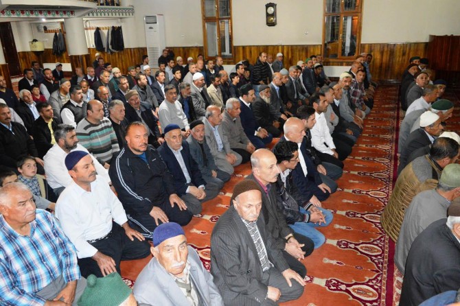 Bitlisliler teravih namazına çocuklarıyla birlikte camiye geldiler