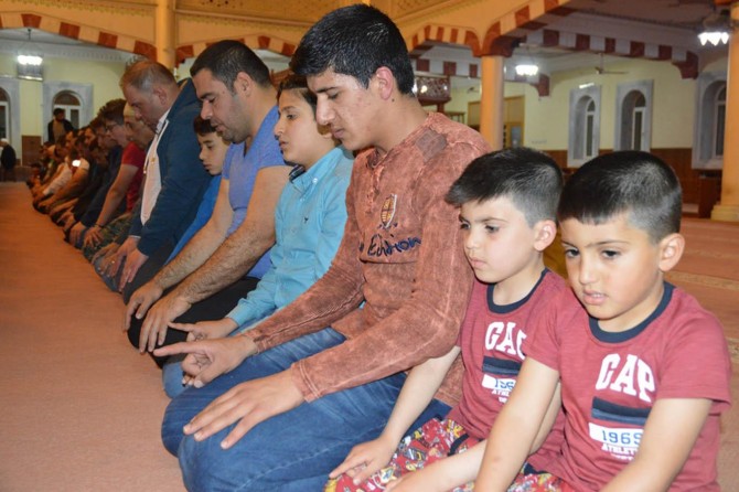 Gaziantep’te ilk teravih namazında camiler doldu taştı