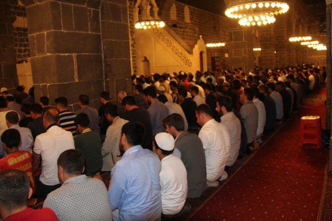 Diyarbakır Ulu Camiin de ilk teravih namazı