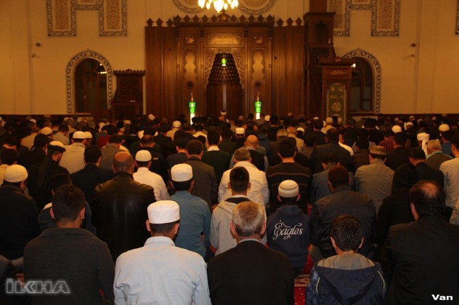 Mosques fill in the first tarawih prayer