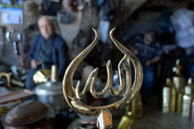 Yaptığı alemler Türkiye'de birçok camiyi süslüyor