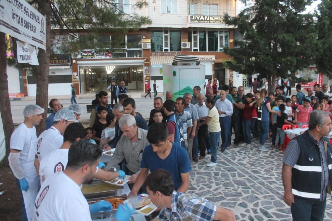 Kızıltepe'de yüzlerce kişiye iftar yemeği verildi