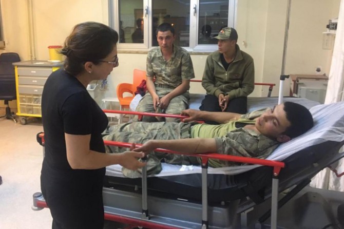 Manisa’da çok sayıda asker hastaneye kaldırıldı