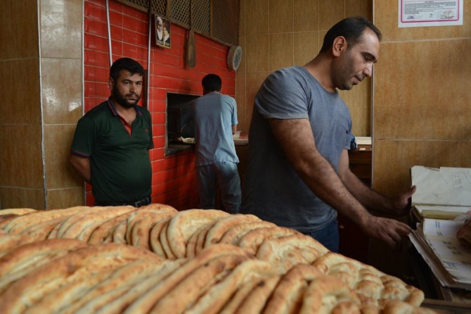 20 yıldır muhtaçlara ekmek dağıtıyorlar