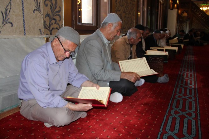 Van’da camiler mukabele halkalarıyla doluyor