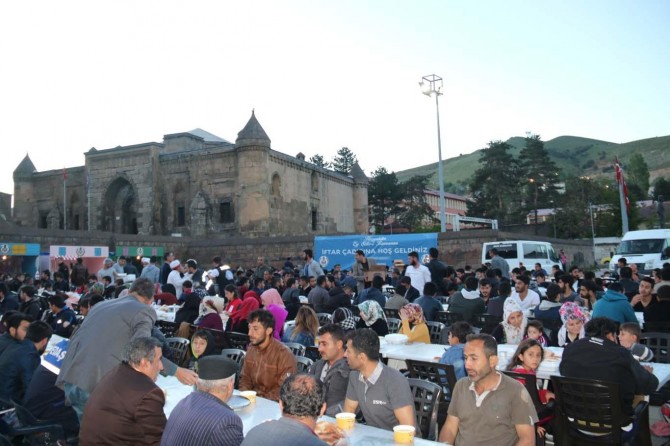 Bitlis belediyesi 750 kişilik iftar çadırı kurdu