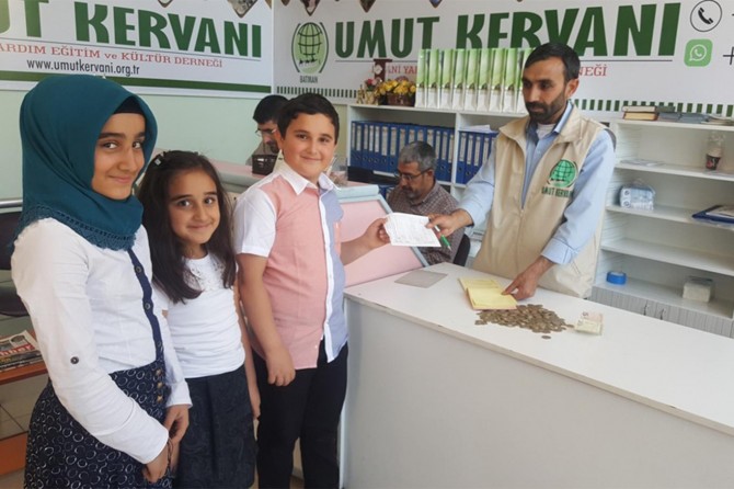 Küçük hayırseverler harçlıklarını fakirlere bağışladı