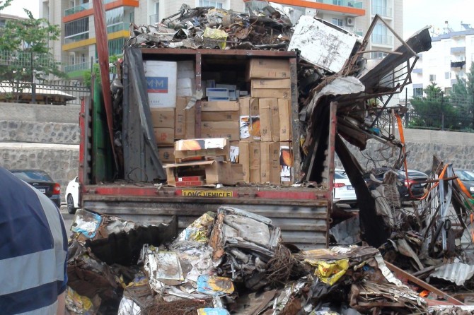 Diyarbakır’da  hurda yüklü TIR’dan 236 bin paket kaçak sigara çıktı