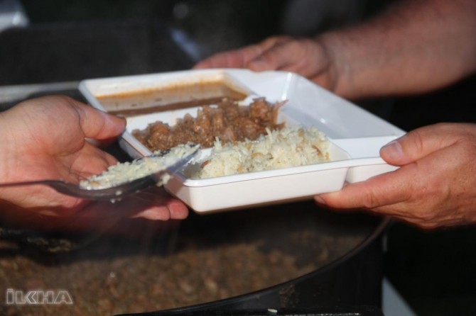 Iftaar meat from Europe Orphan Association to asylum seeker in Germany