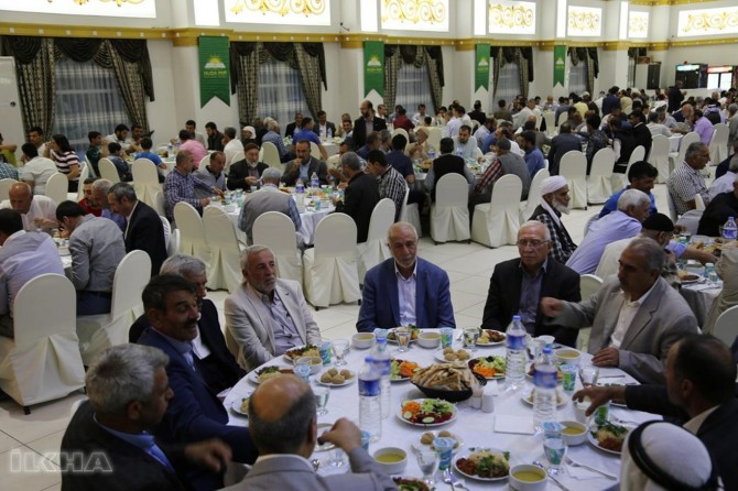 Yapıcıoğlu comes together with people in iftar program