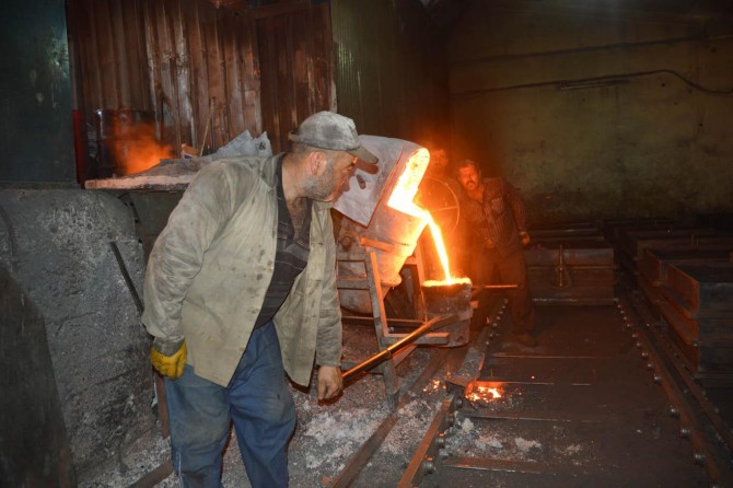 Bin 500 derece sıcaklığındaki ocakların karşısında oruç tutuyorlar