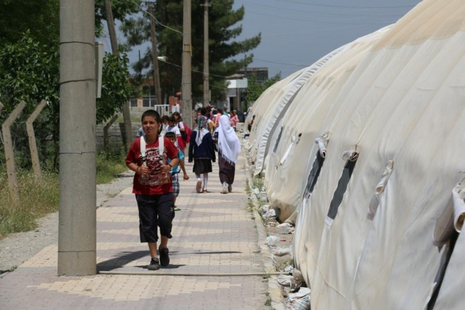 Samsat'ta eğitim öğretim hâlâ çadırlarda yapılıyor