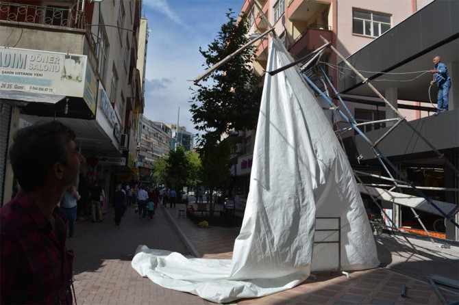 Şiddetli rüzgâr iskeleyi devirdi