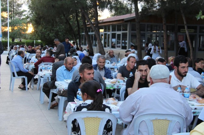 DÜ Hastanelerinde iftar yemeği verildi